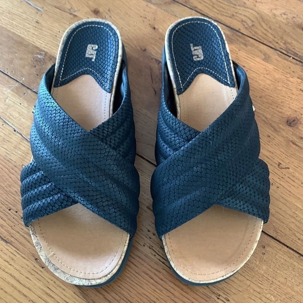 CAT Women’s Criss Cross Black Sandals Padded and Textured Slides Cork Size 8 W